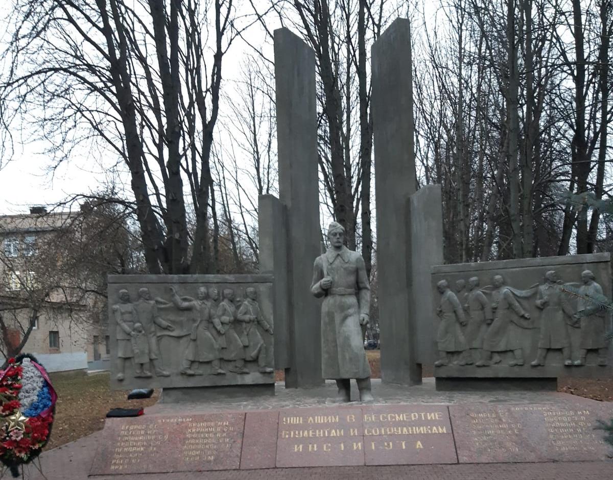 Ушедшим в бессмертие  студентам и сотрудникам института посвящается