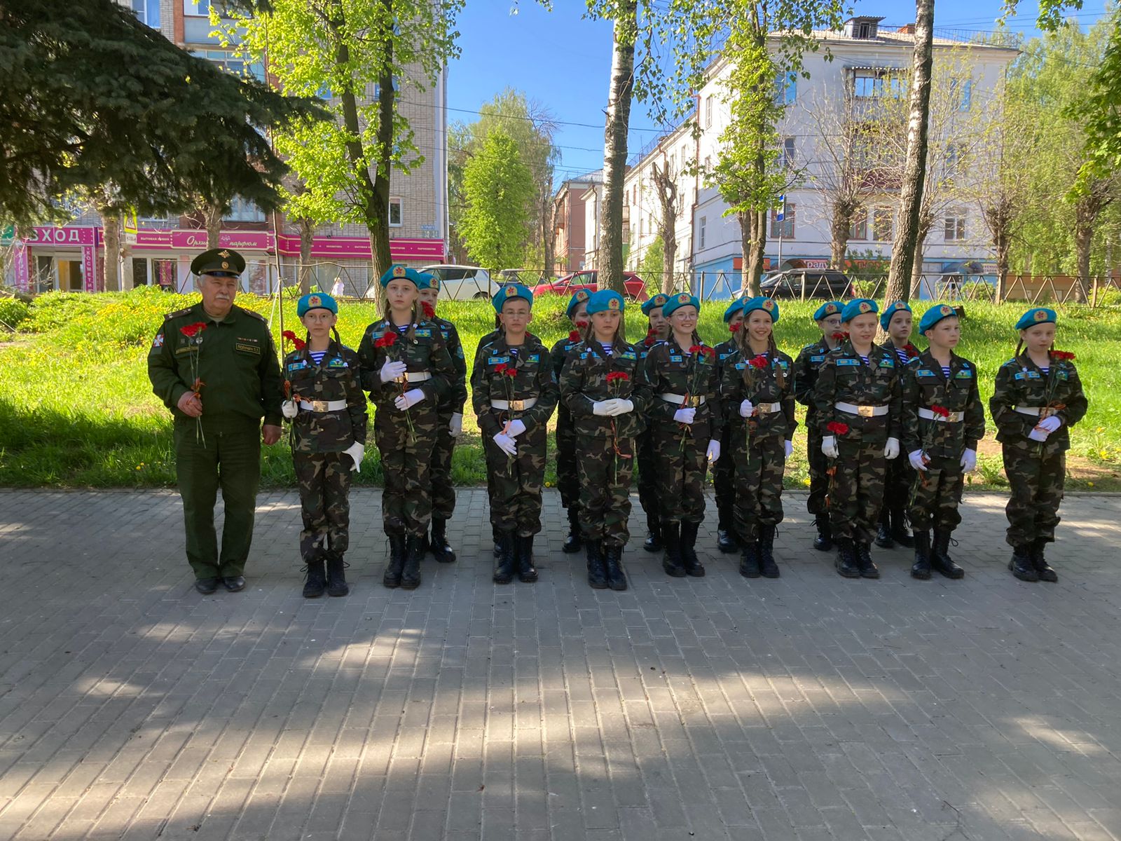 Возложение цветов к Вечному огню