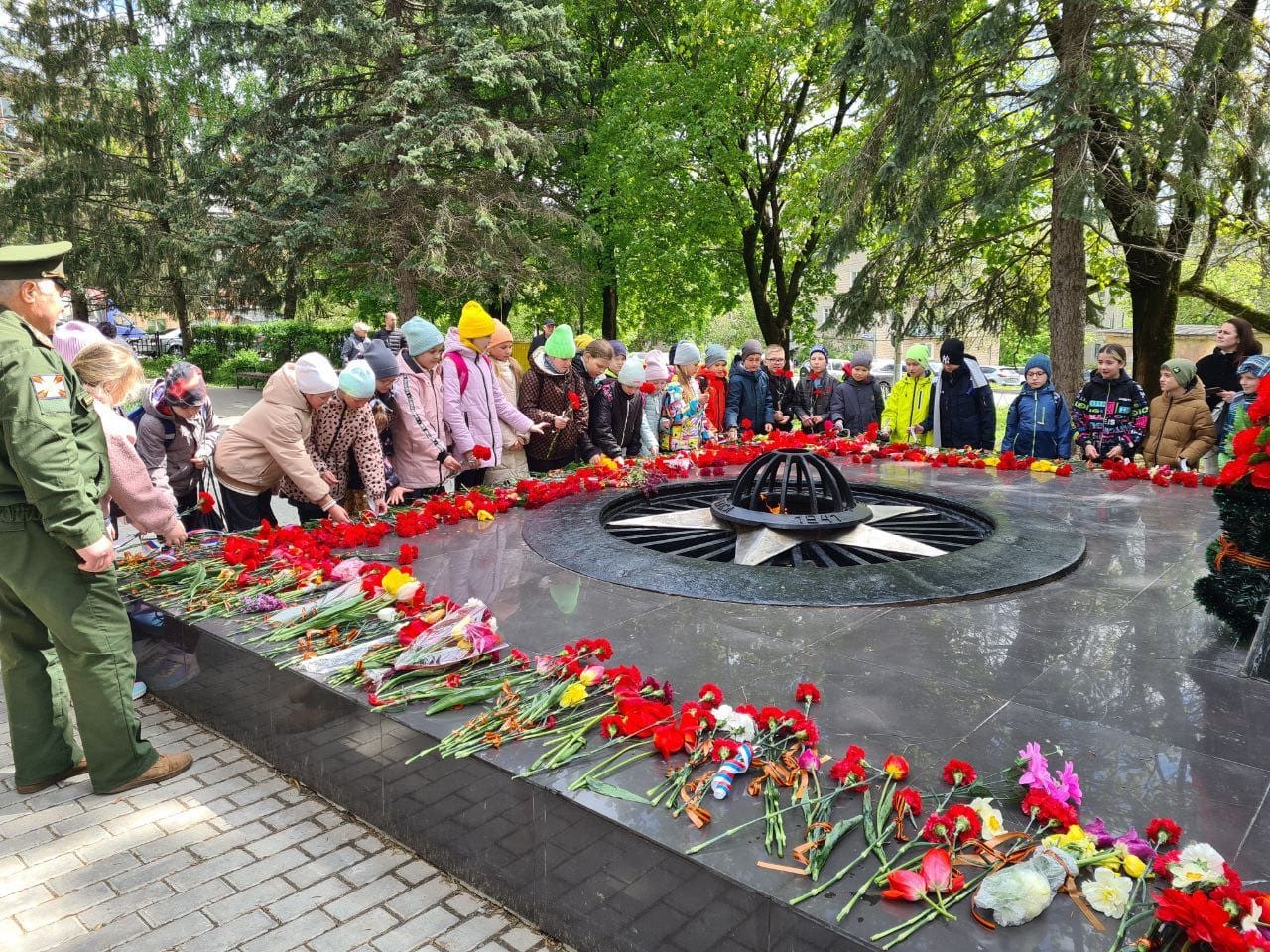 Цветы к памятнику Косогорцам