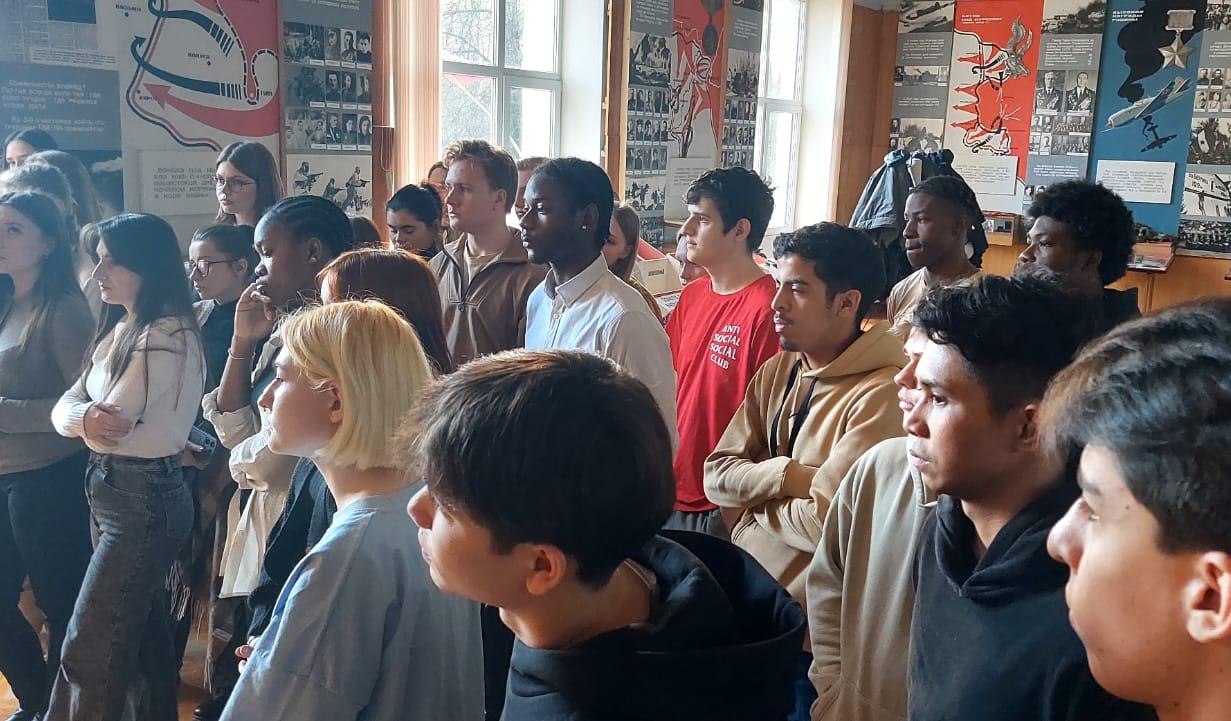 Экскурсии со студентами по Залу боевой и трудовой славы ТулГУ