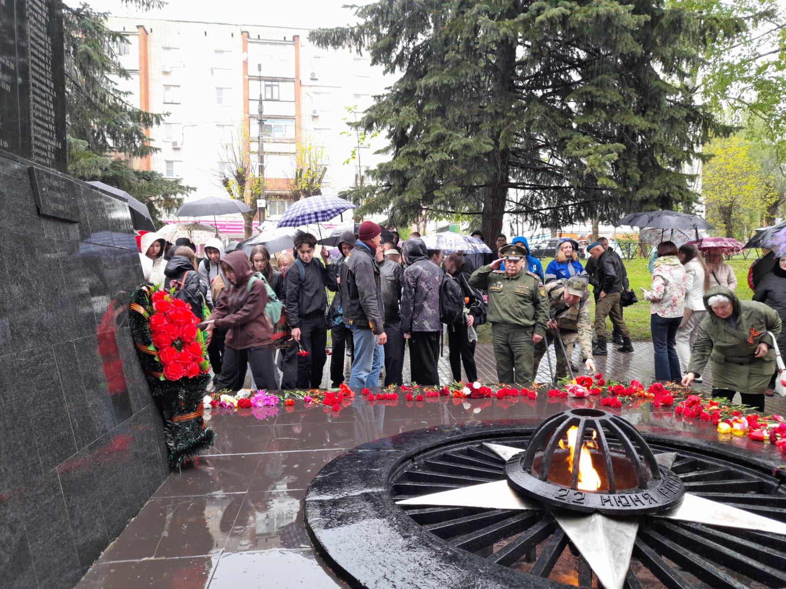 Возложение цветов к Вечному огню