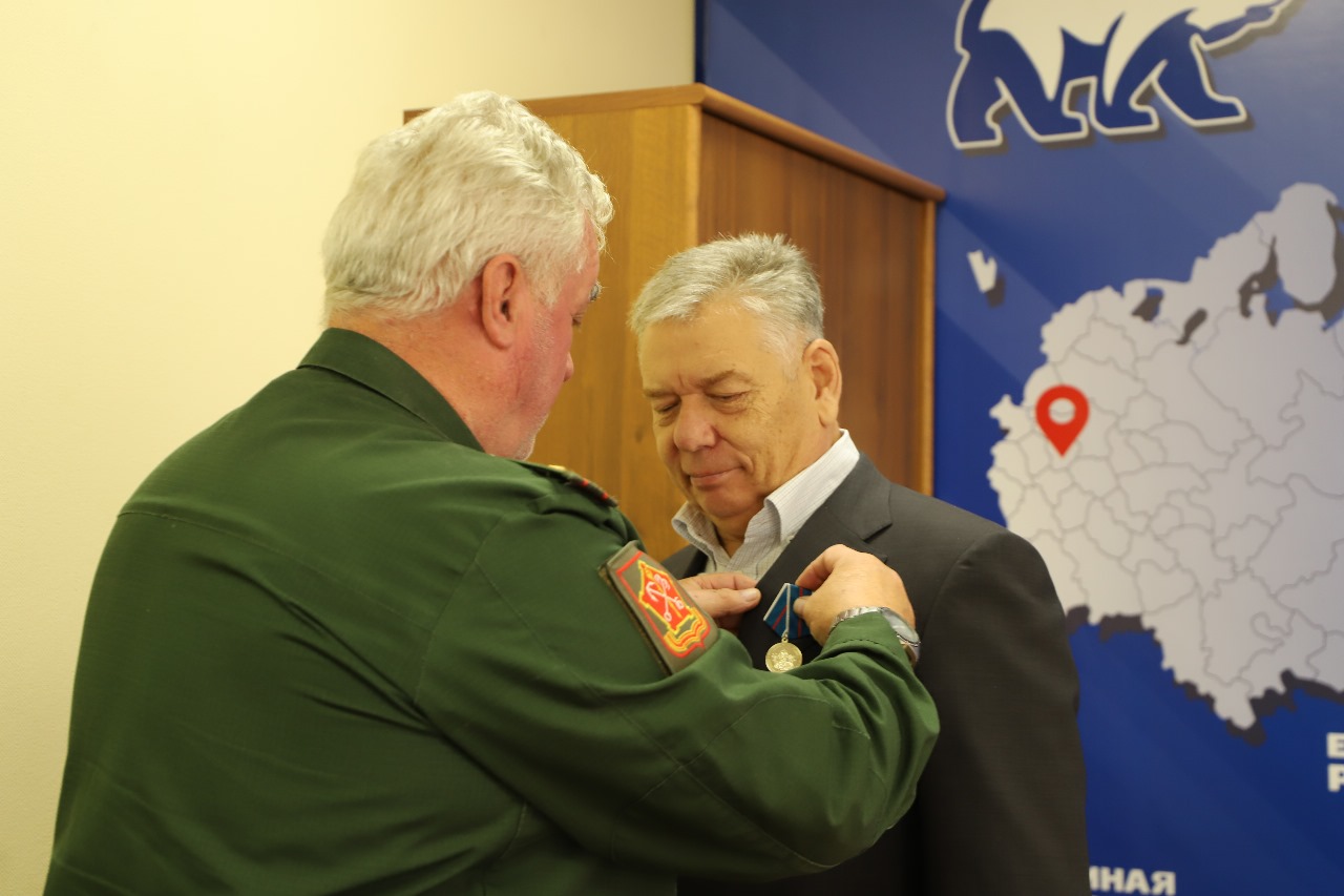 Награждение Председателя Тульской областной Думы Н.Е.Воробьева