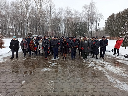 Возложение цветов к могилам воинов, павших в боях за Родину