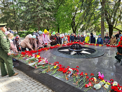 Цветы к памятнику Косогорцам