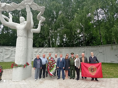 Возложение венков к мемориалу погибших в годы войны при обороне Тулы