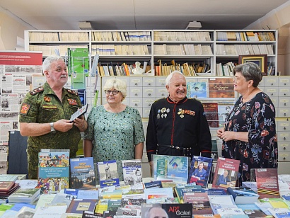 Вручение книг директору Тульской областной библиотеки