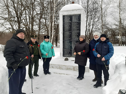 Возложение цветов к памятнику погибшим односельчанам